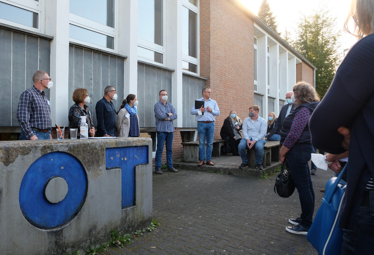 Das Haus der offenen Tr (OT) in Wissen steht fr professionelle Jugendarbeit nicht zuletzt im gesellschaftlichen Wandel. Hier whrend der Vorberatung zum Abschluss einer Kooperationsvereinbarung mit der KJA. (Foto: KathaBe) 