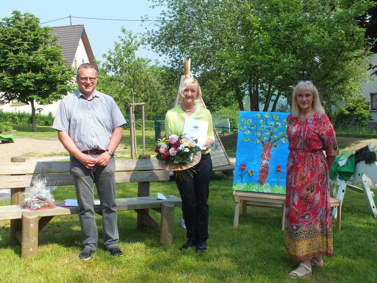 Bettina Rötzel (Mitte) freute sich bei ihrem Dienstjubiläum über viele Glückwünsche. (Foto: Privat)