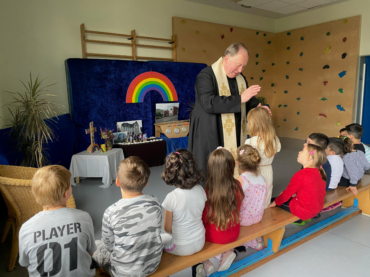 Pfarrer Martin Krten entlie die Schulkinder nicht ohne Gottes Segen. (Foto: Privat)