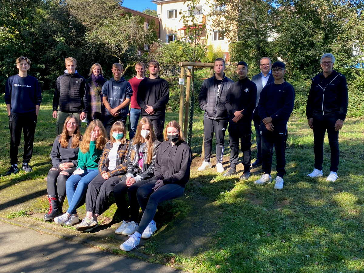 Das Kopernikus Gymnasium Wissen setzte ein Zeichen zu Ehren der Schulpartnerschaften nach Polen. Auf dem Foto zu sehen sind Schler der 10. und 11. Klassenstufe, sowie Brgermeister Berno Neuhoff, der stellvertretende Schulleiter Thomas Heck sowie die beiden Lehrer Karin Wilhelmi und Carsten Harmel. (Foto: KathaBe) 
