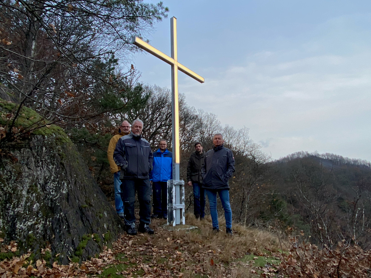 Brachten das Kreuz ber Wissen am Kucksberg wieder zum leuchten: Von links: Andreas Reifenrath, Bernd Schmitz, Berno Neuhoff, Bjrn Stelter und Jrg Sommer auf dem Kucksberg. (Foto KathaBe)
