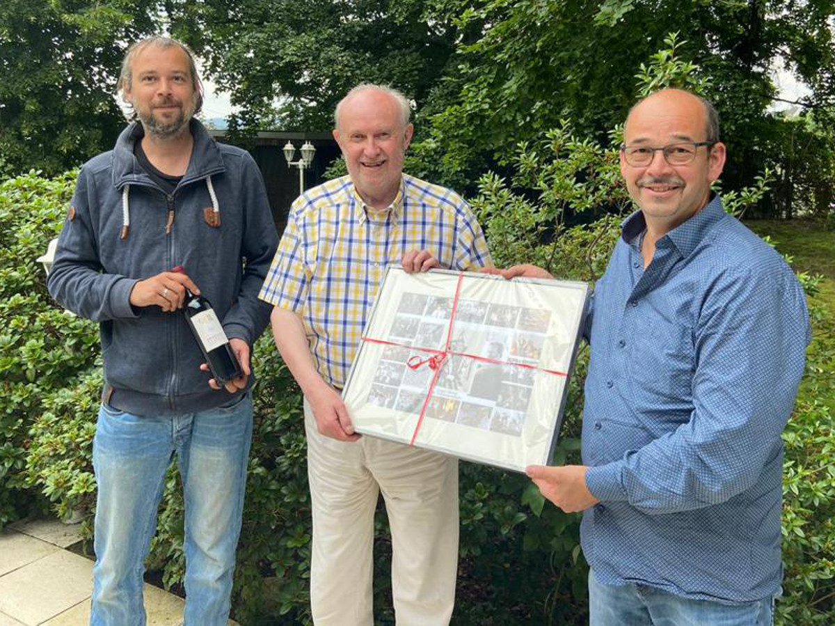 Hans-Jrgen Michl (Mitte) hat eine Geburtstagsberraschung bekommen. (Foto: Verein)