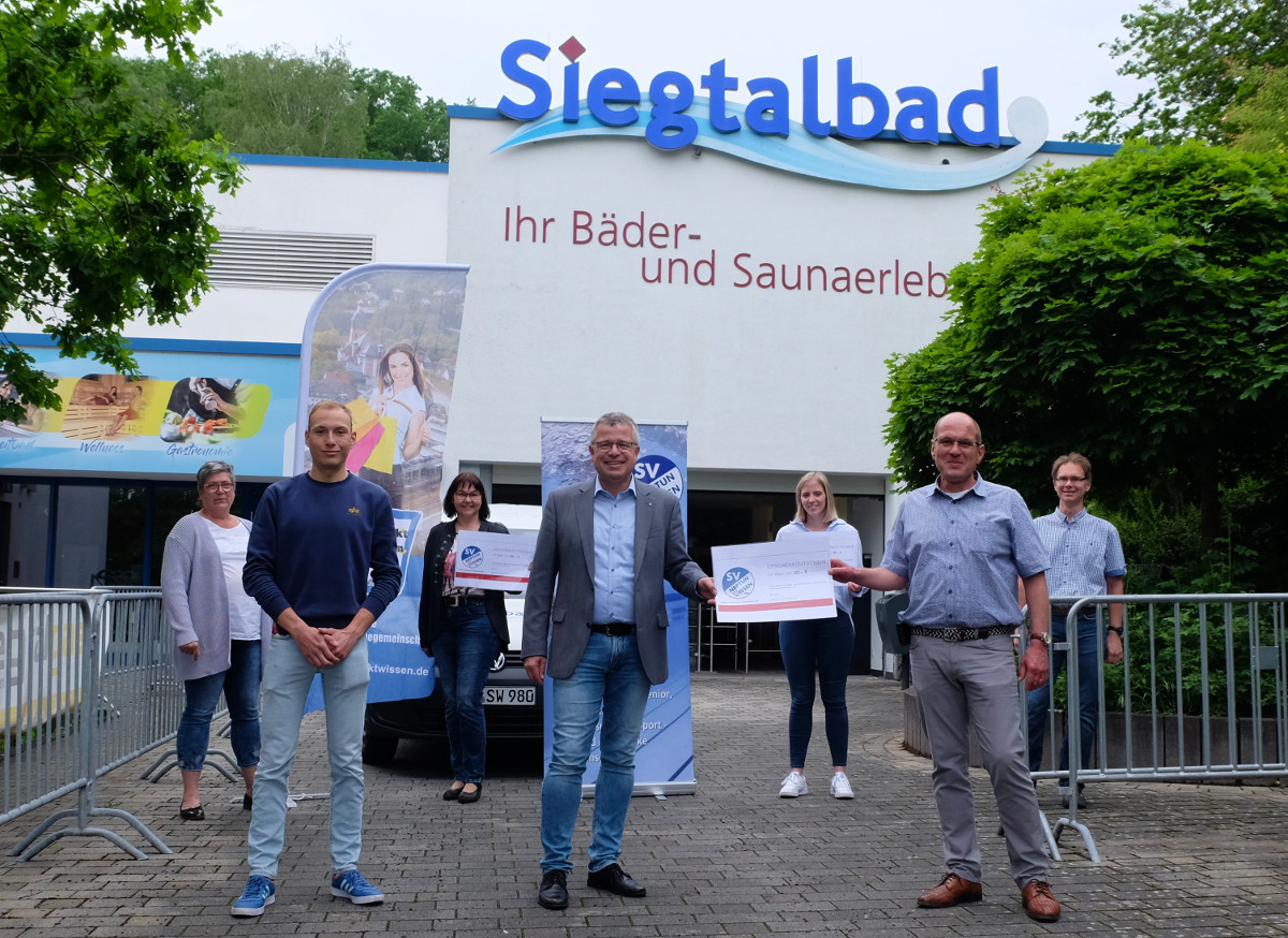 Der SV Neptun beschenkt seine Mitglieder mit Gutscheinen des Treffpunkt Wissen fr den lokalen Einkauf. Mitte: Andreas Becher (1. Vorsitzender SV Neptun), rechts daneben: Thomas Klschbach (1. Vorsitzender Treffpunkt) mit weiteren Vertretern der beiden Vereine. (Foto: KathaBe)