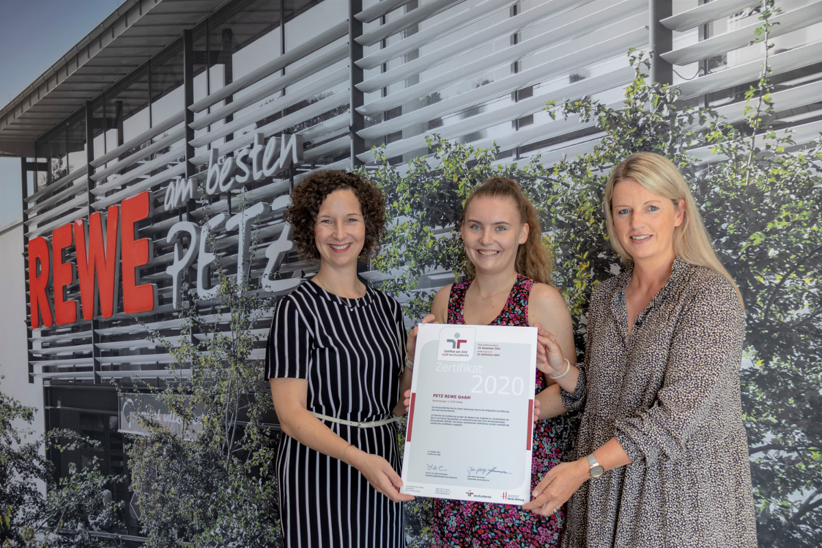 Geschftsfhrerin Maike Sanktjohanser, Personalreferentin Ariane Lizurek und Christina Wolf, Leiterin Personalentwicklung, (von links) von der Petz Rewe GmbH freuen sich ber das verliehene Zertifikat. (Foto: Petz Rewe GmbH)