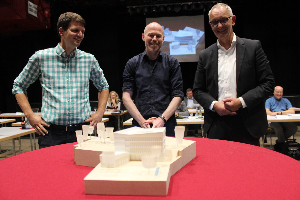 Christian Freichlad, Marc Matzken und Markus Brendebach (von links) stellten whrend der Sitzung des Wissener Verbandsgemeinderates ihr Planungen zum Rathaus-Neubau vor. (Foto: KathaBe)