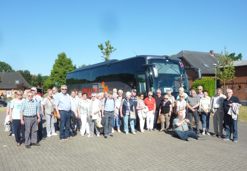 Die Teilnehmer am Jahresausflug der Reha-Sport-Gemeinschaft Wissen versammelten sich vor dem Ausflug nach Lübeck vor dem Bus. Der blaue Himmel ist echt: So strahlte er für die gesamte Dauer des Ausfluges. Foto: Privat
