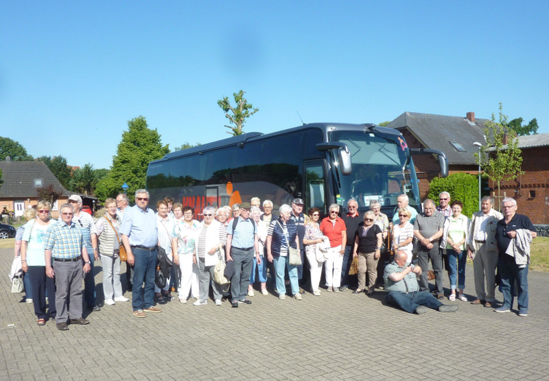 Die Teilnehmer am Jahresausflug der Reha-Sport-Gemeinschaft Wissen versammelten sich vor dem Ausflug nach Lbeck vor dem Bus. Der blaue Himmel ist echt: So strahlte er fr die gesamte Dauer des Ausfluges. Foto: Privat
