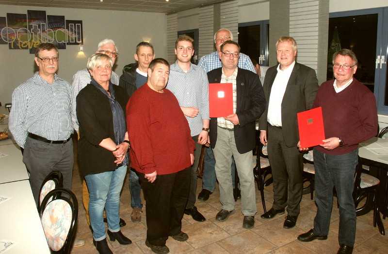 Bundestagskandidat Martin Diedenhofen (Bildmitte) und Thorsten Wehner (2. von rechts) als Vorsitzender des SPD Ortsvereins Wissen ehrten bei der Mitgliederversammlung zahlreiche langjhrige Parteifreunde. Foto: Privat
