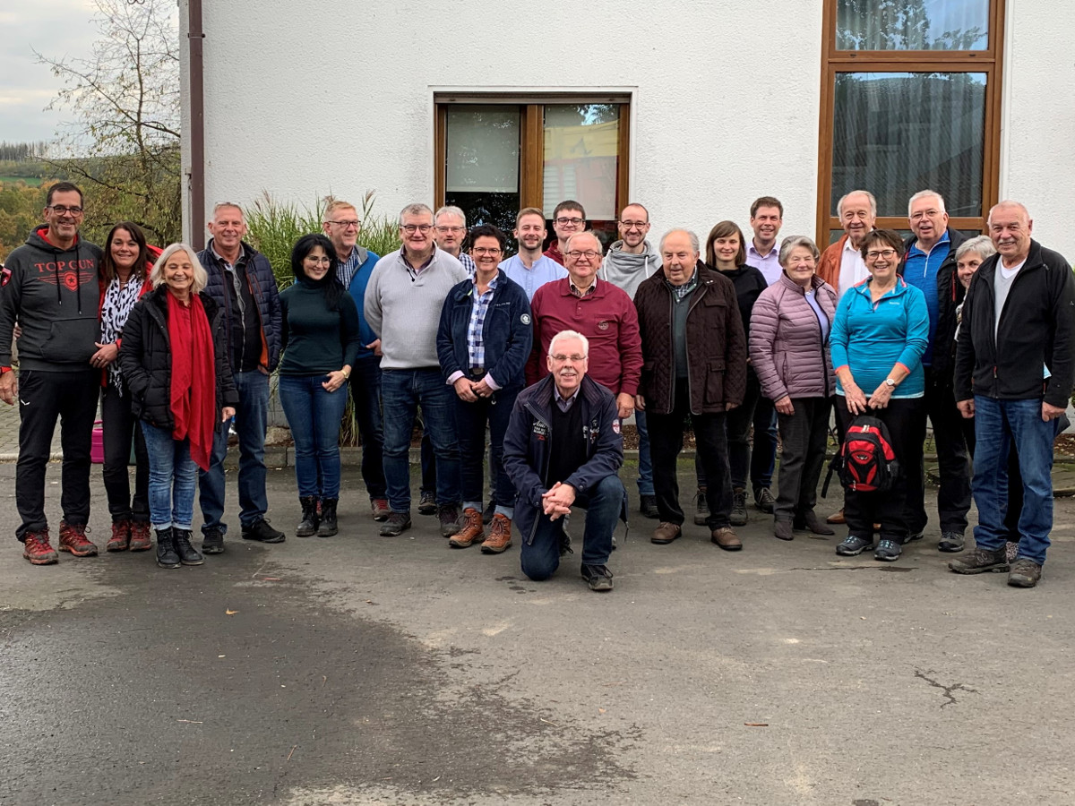 Zum Gruppenfoto stellte sich die Wandergruppe des Wissener Schtzenverein am Zielort in Steckenstein auf.  (Foto: Verein)