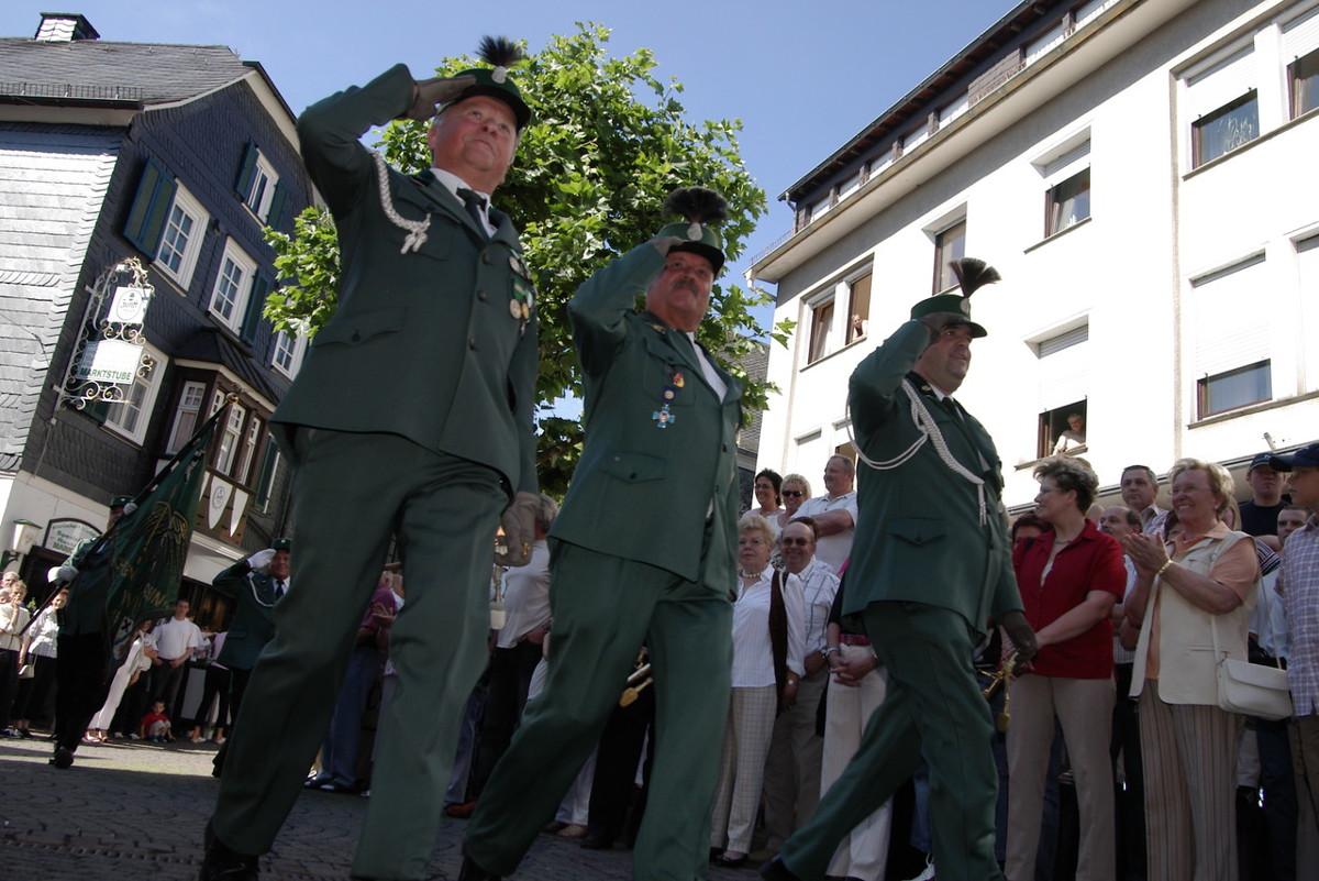 2005 fhrten die Offiziere Werner Wagner, Hermann-Josef Dtzer und Jrgen Thielmann die sonntgliche Parade auf dem Marktplatz an. (Fotos: Vereinsarchiv)