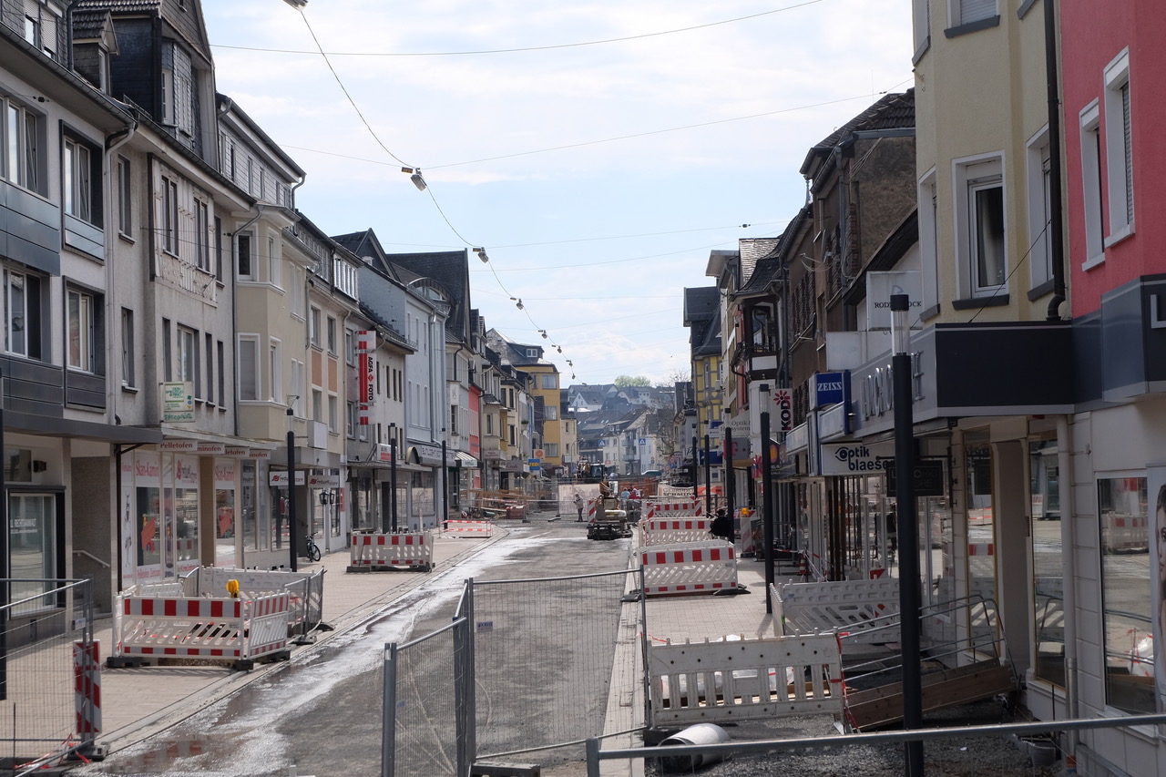 Ab Herbst soll voraussichtlich der Verkehr stadtauswrts ab der Gerichtsstrae wieder rollen. (Fotos: KathaBe)