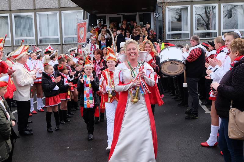 Sabrina I bernimmt mit ihrem Gefolge das Regiment bis Aschermittwoch. (Fotos: KathaBe)