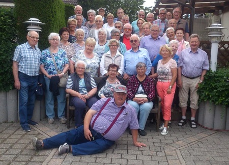 Die Reisegruppe der Reha-Sport-Gemeinschaft Wissen hat sich vollstndig auf der Treppe des Hotels eingefunden, um einem mitreisenden Geburtstagskind ein Stndchen zu singen. (Foto: Reha-Sport-Gemeinschaft Wissen)