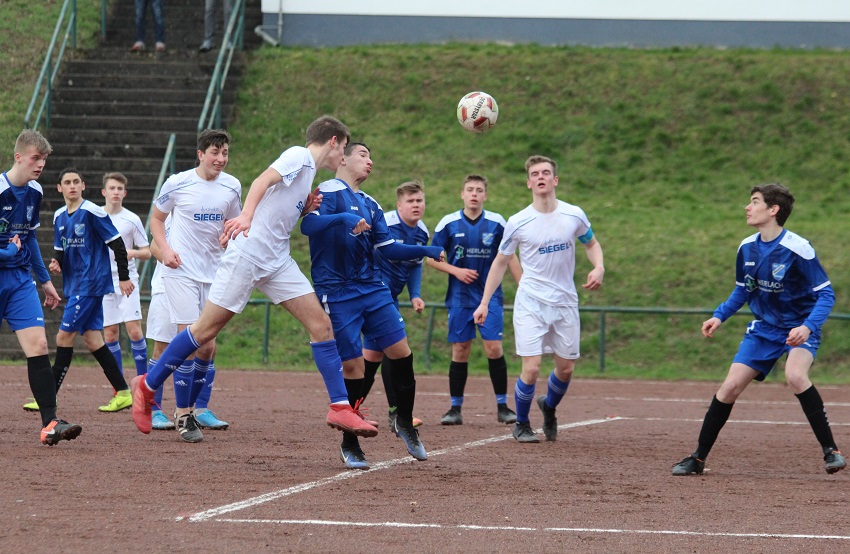 Tom Zehler bei seinem Lattentreffer per Kopf (Foto: JSG Wisserland)