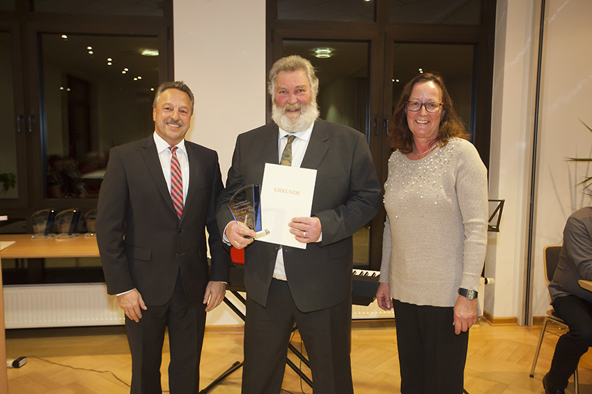 Klaus Wloch mit Brgermeister Breithausen und Ortsbrgermeisterin Rita Lehnert. Foto: Wolfgang Tischler