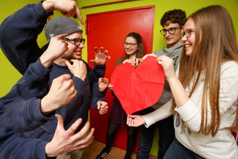 Die jungen Leute der Jugendkirche Way to J wollen mit ihrer Fastenaktion dem Hass mit Liebe begegnen. Foto: Peter Bongard