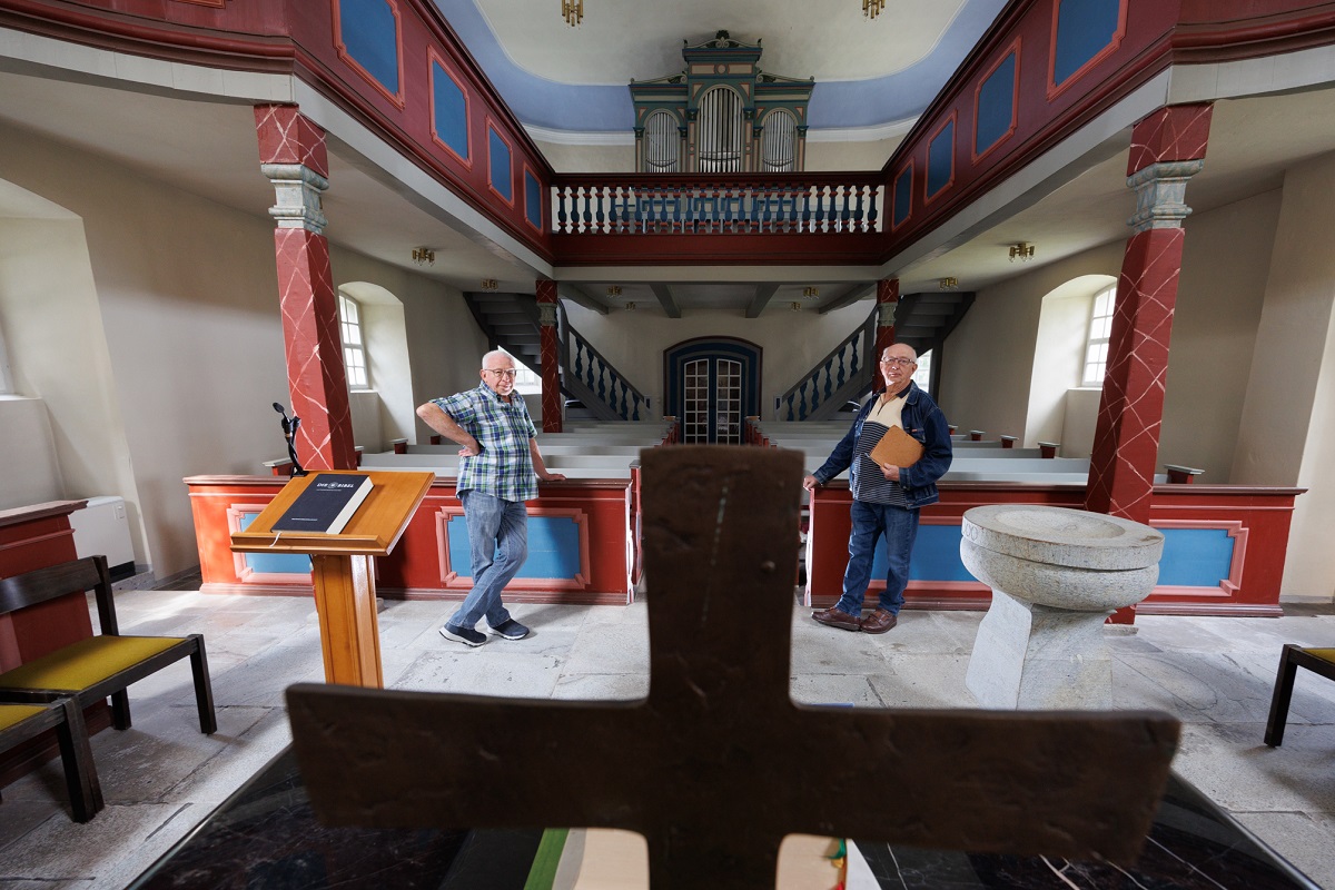 Udo Rufa und Joachim Wintrich (rechts) in der evangelischen Kirche Wlferlingen. (Foto: Peter Bongard)