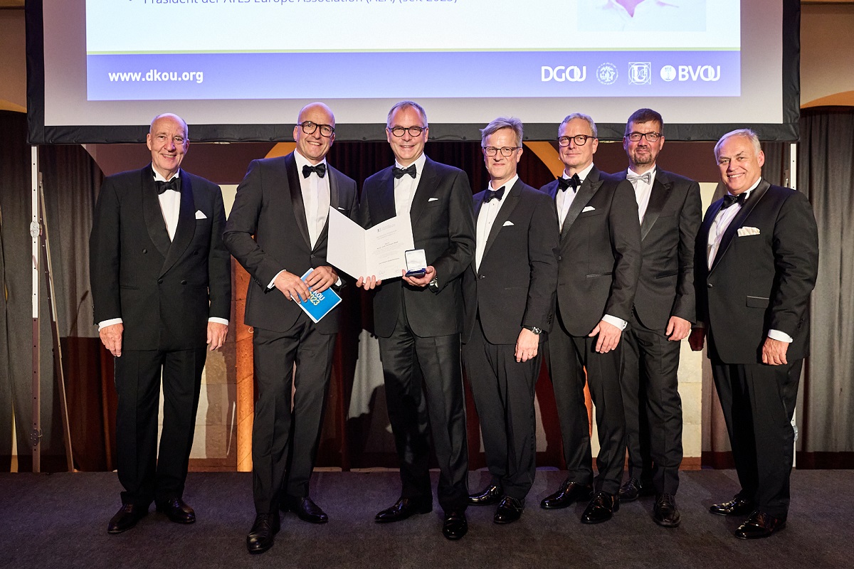 PD Dr. Christoph Wlfl (2. von links), Chefarzt der Klinik fr Orthopdie, Unfallchirurgie und Sporttraumatologie - Hand- und Plastische Chirurgie am Marienhaus Klinikum St. Elisabeth, wurde von der Deutschen Gesellschaft fr Unfallchirurgie (DGU) mit der Carl-Thiem-Gedenkmnze ausgezeichnet. (Foto: Susanne Herda)