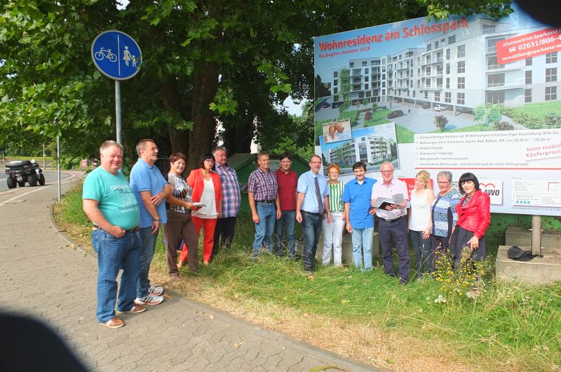 Mitglieder der SPD-Stadtratsfraktion vor geplanter Wohnresidenz am Schlosspark. Foto: SPD