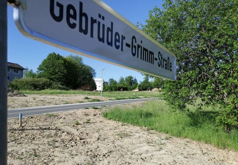 In der neuen Gebrder-Grimm-Strae in Altenkirchen wurden 18 Baupltze geschaffen. Sollten auf ihnen alsbald Huser errichtet werden, wird das vielleicht helfen, die Kreisquote ein wenig zu verbessern. (Foto: hak)