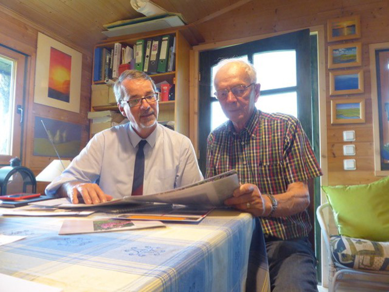 Erwin Velten (rechts) und Sven Lefkowitz (links) im Gesprch zum Problem mit dem Indischen Springkraut. Foto: Privat
