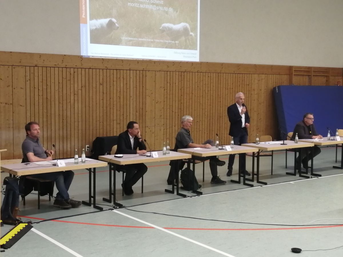 Sie standen in Sachen Wolf Rede und Antwort (von links): Moritz Schmitt, Dr. Peter Sound, Dr. Paul Bergweiler, Fred Jngerich und Josef Schwan. (Foto: vh)
