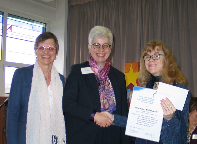 Alexandra Wollenweber (rechts) Schlerin des Freiherr-vom-Stein-Gymnasiums Betzdorf, erhielt den Theodor-Maas-Preis 2019 des Evangelischen Kirchenkreises Altenkirchen fr herausragende Leistungen im Fach Religion. Laudatorin Marlies Petkewitz (links) und Superintendentin Andrea Aufderheide beglckwnschten die Schlerin. (Foto: Petra Stroh)