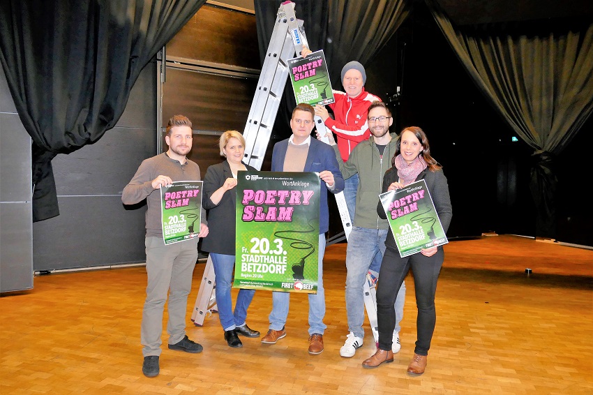 Organisator Knstler mario-el-toro auf der Leiter. v.l.: Karl Kroliczek, Julia Wisser,(beide Stadthallen-Management) Stadtbrgermeister Benjamin Geldsetzer, Christoph Weller (Aktionsgemeinschaft Betzdorf) und Janine Horczyk (City-Management) (Foto: ma)