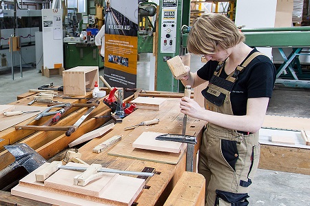 Neben neuester CNC-Technik spielt das traditionelle Handwerk nach wie vor eine groe Rolle. (Fotos: Wnsche GmbH)