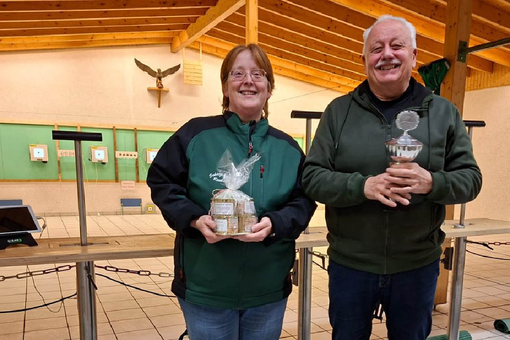 Von links: die neue Wurstk�nigin Nicole Schneider und der Pokalsieger Dieter K�rfer. Foto: Raimund Adams