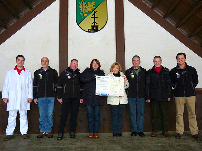 v.l. Metzgermeister Ralf Muscheid, Wolfgang Bay und Manfred Berger vom WW-Verein Flammersfeld, Ortsbrgermeisterin Birgit Haas aus Straenhaus, Monika Edling vom Tourismus im Rengsdorfer Land, Gottfried Lahr, Hans-Jrgen Kalscheid und Josef Rth vom WW-Zweigverein Flammersfeld, haben noch Organisatorisches im Musikpavillon Straenhaus (Startpunkt der B&W) zu besprechen. Foto: Bernd Edling