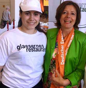 Yasemin Sezer erhielt groes Lob von Ministerprsidentin Malu Dreyer, die spontan die junge Frau an ihrem Arbeitsplatz im "Glsernen Restaurant" besuchte. Foto: pr