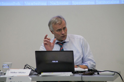 Diplom-Finanzwirt Volker Mller vom Hauptzollamt Aachen informierte zu den komplexen Themen des Auenwirtschaftsrechtes. Foto. pr