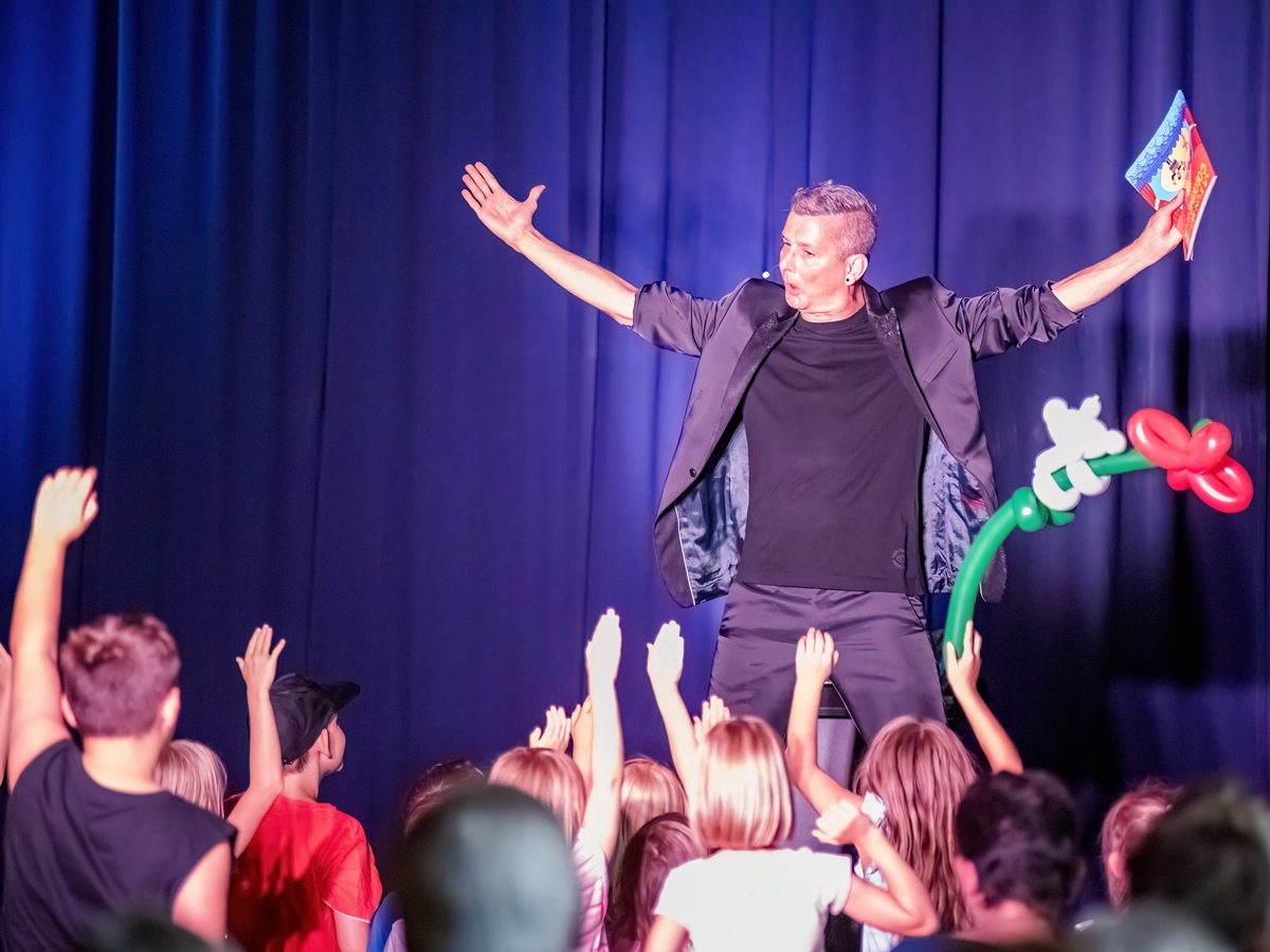 Zauberer Charlie Martin begeisterte das Publikum in Selters. (Foto: Mikele Voss) 