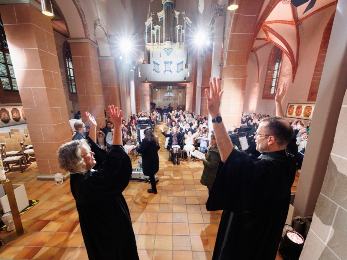 Pfarrerin Monika Christ, Pfarrer Maic Zimmermann und die Kirchengemeinde kurz vor dem Beginn der Ausstrahlung (Foto: Pfarrerin Monika Christ und Pfarrer Maic Zimmermann)