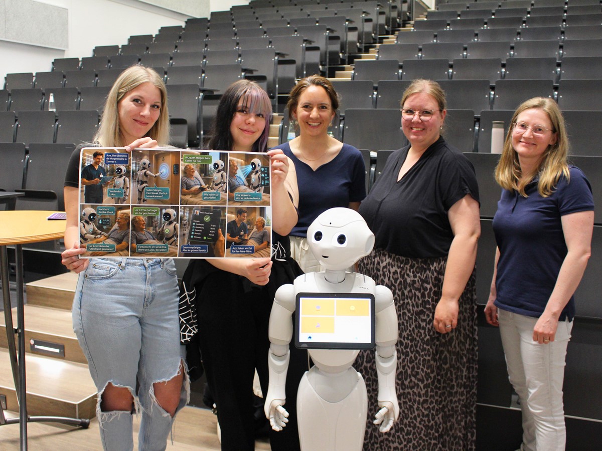 Die Auszubildenden am Pflegebildungszentrum Lisa Sophie Leicher und Hannah-Sophia Frese (von links) waren Teil des Uni-Siegen-Projekts "Design Fiction � Pflege im Jahr 2045". Sie stellten unter anderem Assistenzroboter �Aura� vor, der im Krankenhaus die Vitalwerte von Patienten messen k�nnte. Bei der Ideen-Pr�sentation mit dabei waren die PBZ-Lehrkr�fte Christine Wintersohl, Natascha B�hm und Diana Gehrt. Am Projekt teilgenommen haben zudem die PBZ-Azubis (nicht im Bild) Sascha D�perthal, Bekhita Aliane und Elisa Fisse-Weigandt.
