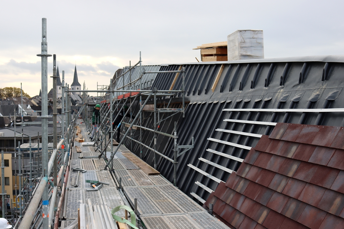 Das Verbandsgemeindehaus in Montabaur wird von oben bis unten mit rot-braunem Ziegel verkleidet. Die Arbeiten haben am Dachgeschoss begonnen. 
(Foto: VG Montabaur)