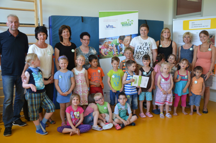 Die Kindertagessttte der Lebenshilfe \"Kleine Hnde\" erhielt das Zertifikat \"Haus der kleinen Forscher\" im Rahmen einer Feierstunde von Bernd Kohnen, KVHS (links) berreicht. Fotos: Manfred Hundhausen