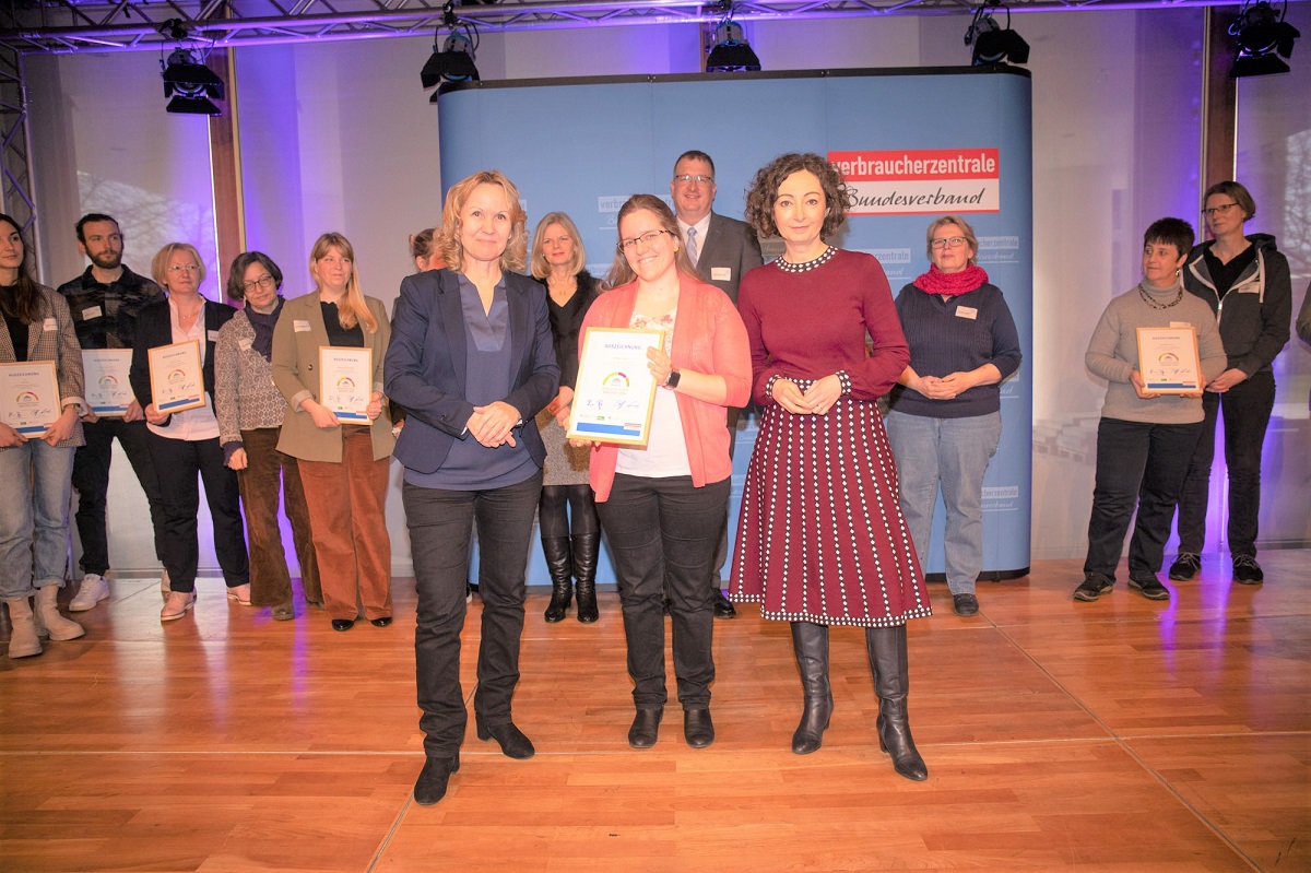 Von links: Bundesministerin Steffi Lemke, Sarah Kern, Orientierungsstufenleitern am Raiffeisen-Campus, Ramona Popp, Vorstndin des Verbraucherzentrale Bundesverbands. (Foto: Jan Zappner)