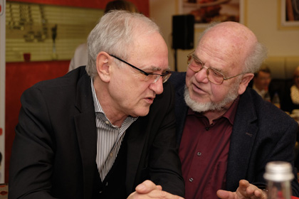 Das Foto zeigt Professor Manfred Zabel (rechts) mit seinem frheren Studenten Detlef Wetzel, dem heutigen IG-Metall-Bundesvorsitzenden. Foto: DGB