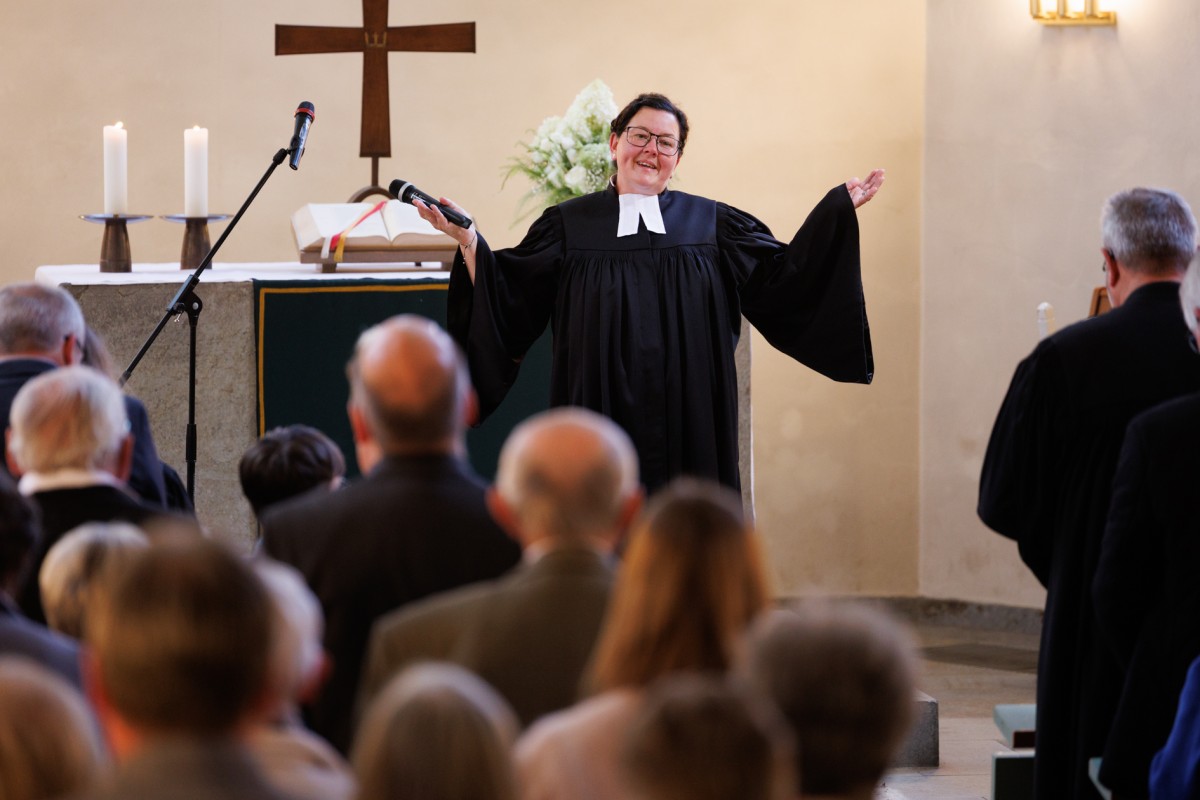 Pfarrerin Zeiler whrend des Gottesdienstes in Nordhofen. Foto: Peter Bongard