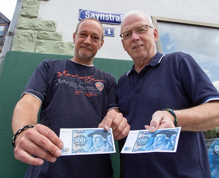 Mikele Voss und Volker Hummerich erzhlen unter anderem, was es mit den Blauen vor der Saynstrae 1 auf sich hat. (Foto: Stadt Selters)