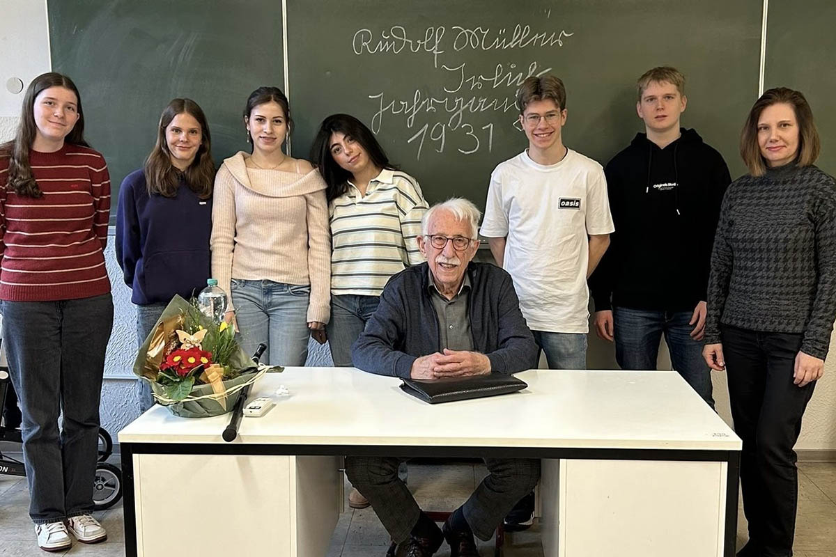 Rudolf M�ller mit dem Geschichtsleistungskurs und Lehrerin Svenja Kupper. Foto: Laura Tisson