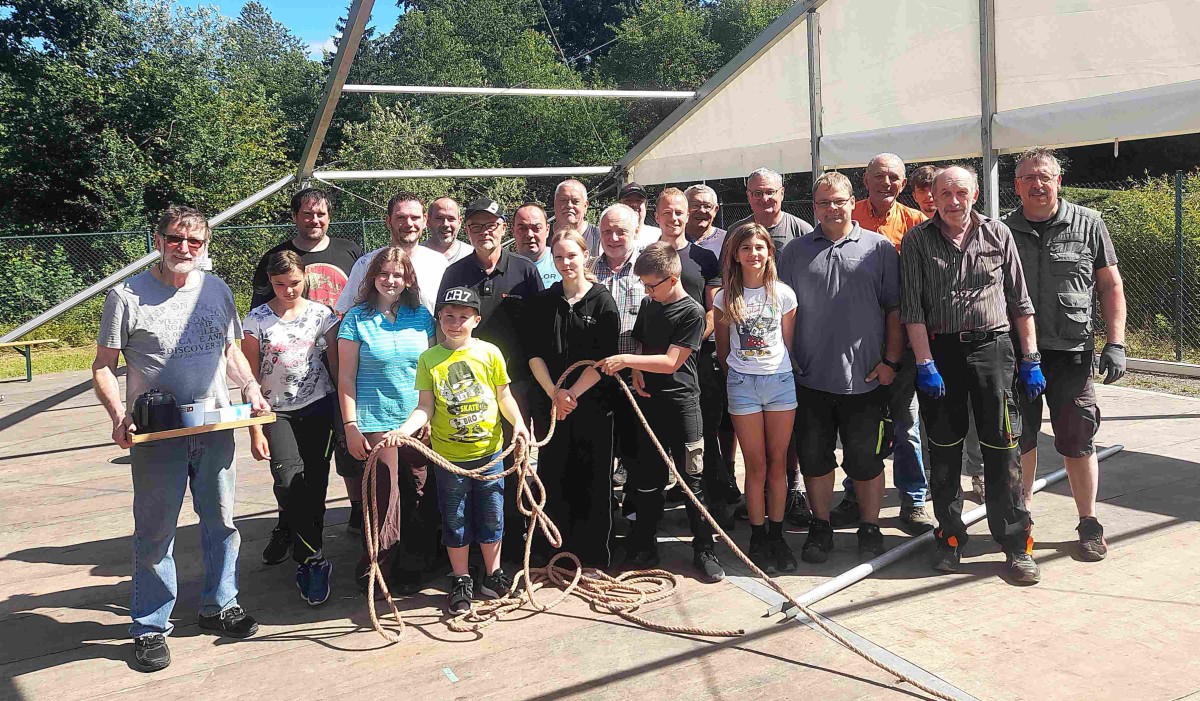 Groes Jubilumsschtzenfest in Selbach: Das Zelt steht bereit