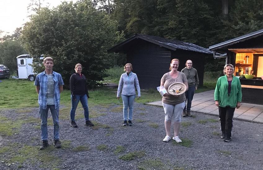 Marina Richter (Bildmitte) wurde die Wanderplakete vom Organisationsteam berreicht. (Fotos: Verein)