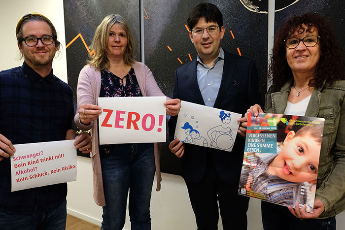 Brgermeister Michael Mang (2. von rechts) informierte sich vorab bei Lisa Seibert-Atkins (rechts) und Martina Knapp vom Fachdienst Sucht der Caritas und KiJuB-Mitarbeiter Jonas Kern ber die Inhalte der Ausstellung. Foto: Stadt Neuwied 