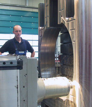 Kleinere, Metall verarbeitende Betriebe sind ein zentrales Fundament der Wirtschaft im Kreis Altenkirchen wie die Firma Schmidt Zerspanungstechnik in Herdorf. Das Unternehmen wurde vor ber 30 Jahren gegrndet und beschftigt rund 70 Mitarbeiter. (Foto: Wirtschaftsfrderung Kreis Altenkirchen)