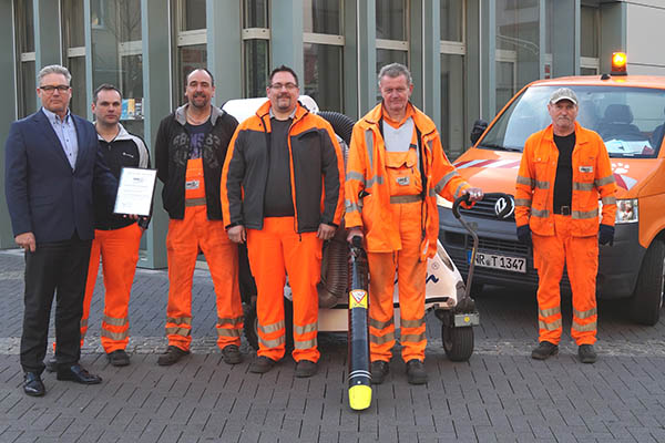 Fr SBN-Geschftsfeldleiter Frank Schneider (l.) und die Mitarbeiter, die tglich unterwegs sind, ist das Zertifikat eine Besttigung fr die hohe Qualitt der Arbeit. Foto: SBN