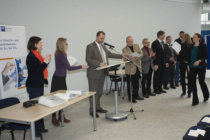 Ausgabe der Zeugnisse und Gratulation zur bestandenen Prfung. Fotos: Wolfgang Tischler