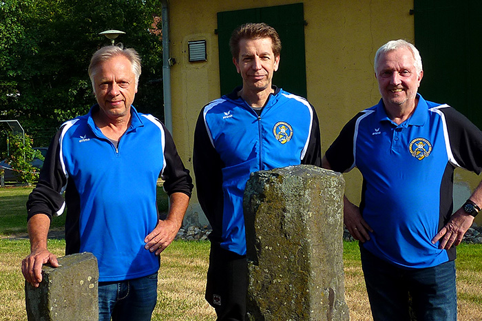 Zufrieden ob ihrer Erfolge prsentieren sich an der Steele in Nodhausen (von links) Udo Bonn, Ralph Ringel und Klaus Reinhard  im Outfit der Neuwieder SG. Foto: Hans Hartenfels